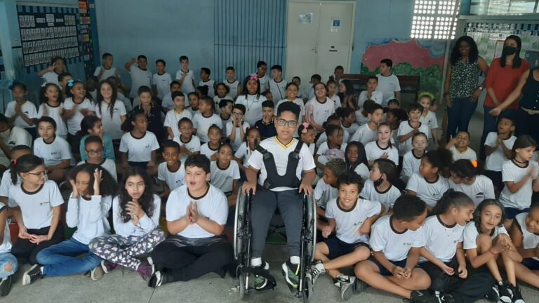 CADEIRA DE RODAS PARA ALUNO COM DEFICIÊNCIA