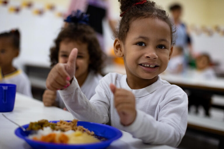 Prefeitura vai entregar cartões-alimentação para 32 mil estudantes 