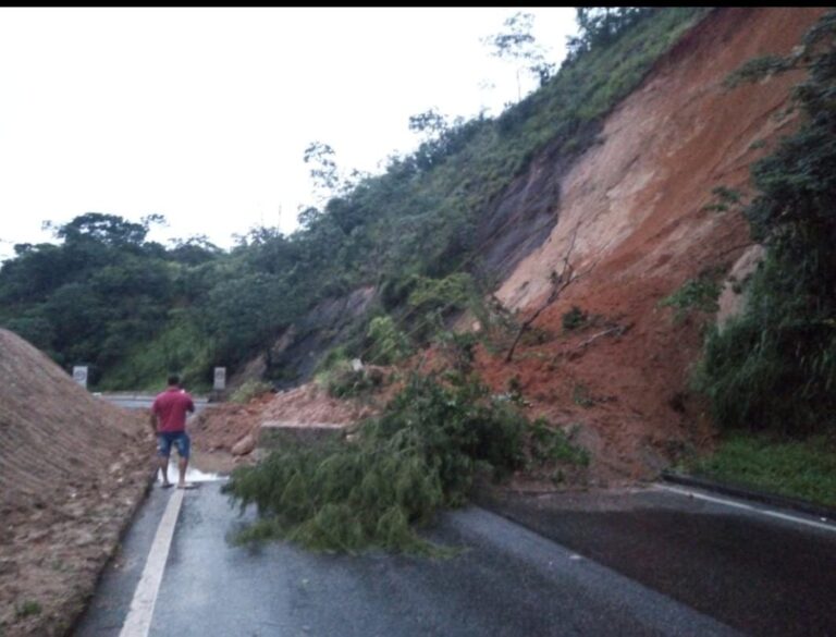 Queda de barreira interdita pista de descida da Serra das Araras