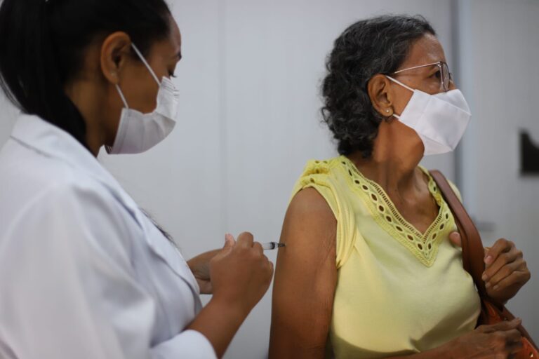 Volta Redonda estende vacinação bivalente contra Covid-19 e gripe para toda a população