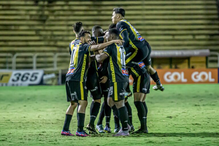 Invicto há oito jogos, Voltaço vence e assume liderança da Série C