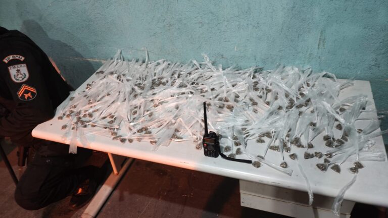 Polícia Militar apreende drogas em condomínio no Santa Cruz