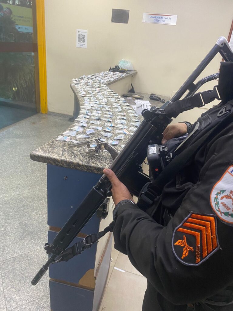 PM apreende arma e drogas em Barra Mansa