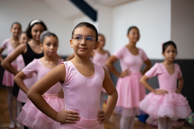Crianças e adolescentes participam de aulas gratuitas de balé no Siderlândia