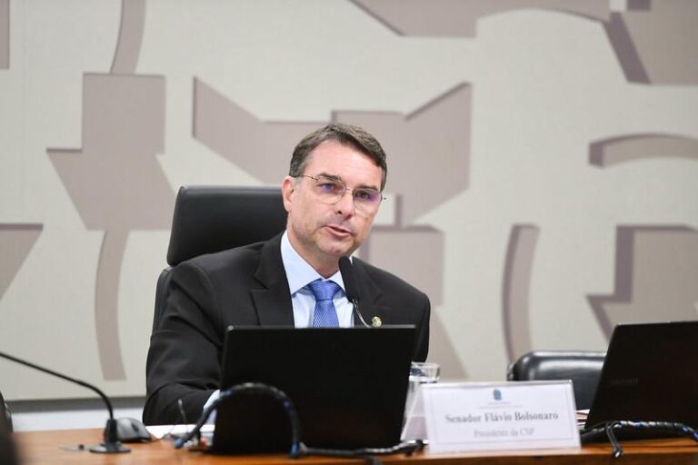 Flávio Bolsonaro diz que assalto à casa da mãe, em Resende, não foi um crime comum