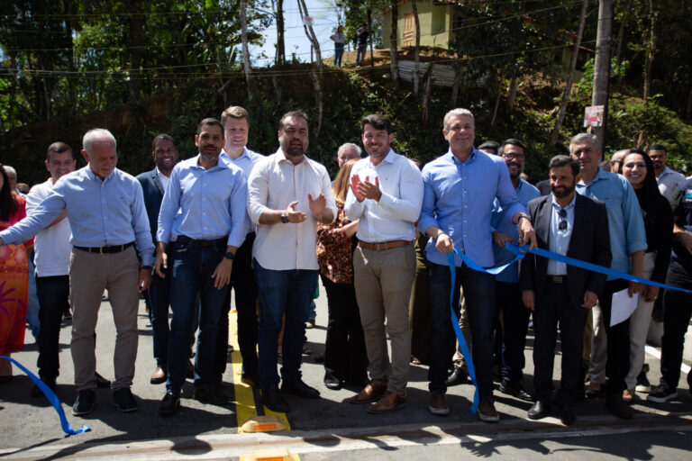 Cláudio Castro entrega obras e moradias em Rio Claro