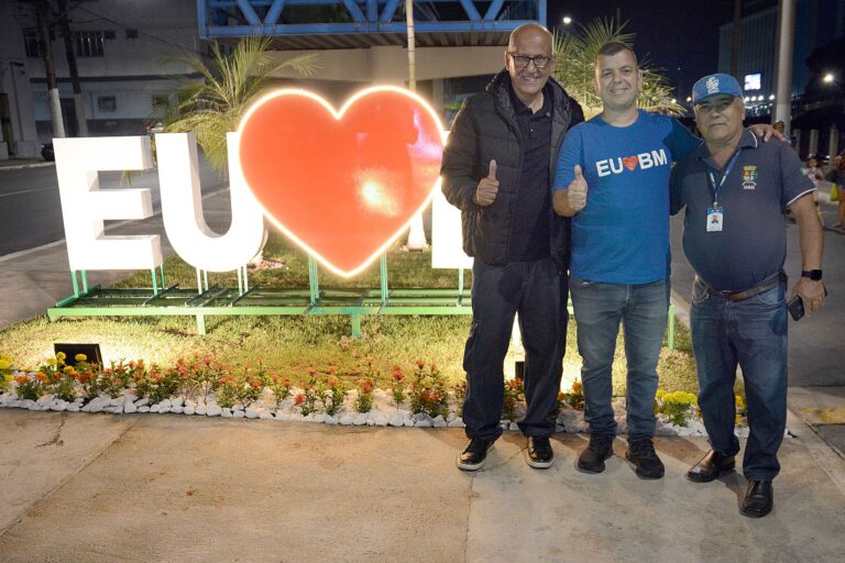 Em cartazes e camisas, Furlani extravasa amor por Barra Mansa
