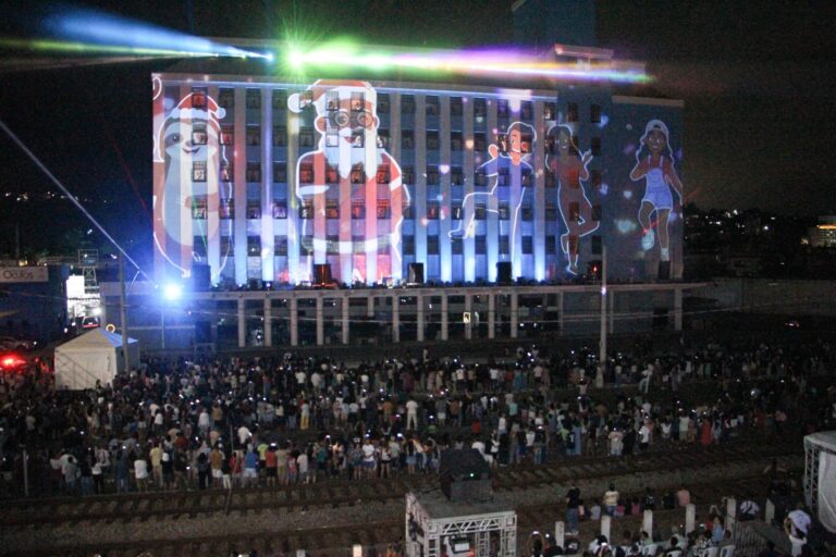 A noite de sábado passado, 20, foi marcada por emoção e espírito natalino entre os barramansenses que assistiram a apresentação da Cantata de Natal “Olhar: Um espetáculo de luz e som”